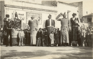 undefined Os primeiros cabeçudos terão surgido no Carnaval de Torres Vedras em 1937, pelas mãos dos artistas Luís Faria e Amílcar Guerreiro.